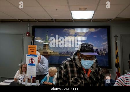 Annapolis, Vereinigte Staaten. 08th Nov, 2022. As Americans head to the polls to vote in the 2022 Midterm Elections, voters arrive at the Eastport Volunteer Fire Company in Annapolis, Maryland, Tuesday, November 8, 2022. Credit: Rod Lamkey/CNP/dpa/Alamy Live News Stock Photo