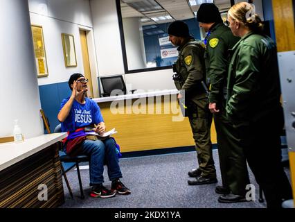 Reno, United States. 08th Nov, 2022. Sheriffs speak with a voter. Election day in Northern Nevada is met with a winter storm but turn remained busy for in person voting. Along side local elections the state will also vote on a Senator position and State Governor. Credit: SOPA Images Limited/Alamy Live News Stock Photo