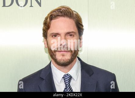 Berlin, Germany. 08th Nov, 2022. Daniel Brühl comes to the Moët Effervescence Dinner at the Old Town House. Actor Daniel Brühl (44) has denied a complete move to his native Spain. 'I have not moved away completely, there I have been misunderstood,' Brühl told the German Press Agency on Tuesday evening. (Wiederhoilung with modified image section) Credit: Gerald Matzka/dpa/Alamy Live News Stock Photo