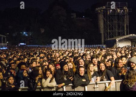 Curitiba, Brazil. 09th Nov, 2022. PR - Curitiba - 11/08/2022 - CURITIBA, ARCTIC MONKEYS SHOW - Audience during a presentation by the band Arctic Monkeys at Pedreira Paulo Leminski in the city of Curitiba, this Tuesday (8). British band is on tour in South America. Photo: Robson Mafra/AGIF/Sipa USA Credit: Sipa USA/Alamy Live News Stock Photo