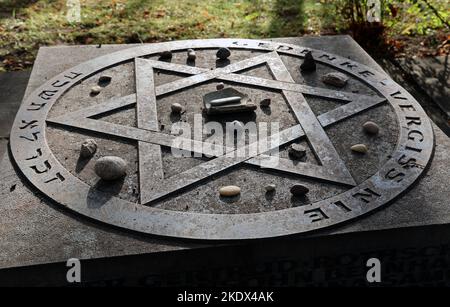 Rostock, Germany. 08th Nov, 2022. The Star of David at the memorial in the Jewish Cemetery. On 09.11.2022 the victims of the pogrom night of 09.11.1938 are commemorated nationwide. Credit: Bernd Wüstneck/dpa/Alamy Live News Stock Photo