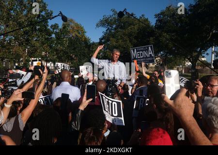 Houston, Texas, USA. 8th Nov, 2022. Democratic gubernatorial candidate BETO O'ROURKE speaks to a crowd at Metropolitan MultiService Center. O'Rourke spent Election Day visiting polling places. (Credit Image: © Carlos Escalona/ZUMA Press Wire) Credit: ZUMA Press, Inc./Alamy Live News Stock Photo