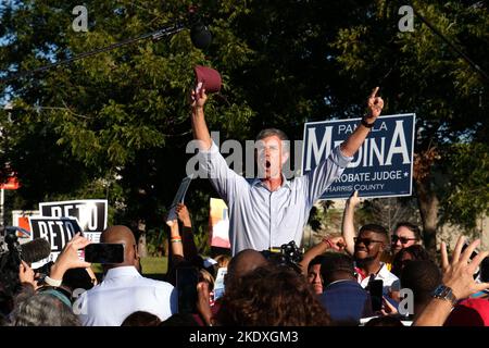 Houston, Texas, USA. 8th Nov, 2022. Democratic gubernatorial candidate BETO O'ROURKE speaks to a crowd at Metropolitan MultiService Center. O'Rourke spent Election Day visiting polling places. (Credit Image: © Carlos Escalona/ZUMA Press Wire) Credit: ZUMA Press, Inc./Alamy Live News Stock Photo