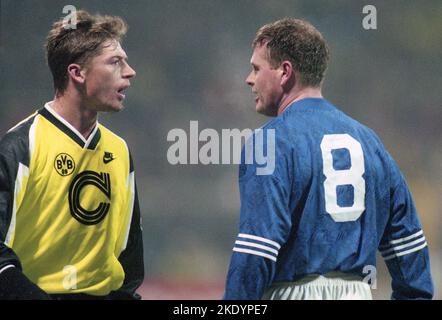 firo: 06.12.1995 football: football: archive photos, archive photo, archive pictures, archive CHL Champions League, group phase season 1995/1996 95/96 BVB, Borussia Dortmund - Rangers FC Glasgow 2:2 gesture, Steffen Freund, BVB with Paul Gascoigne Stock Photo