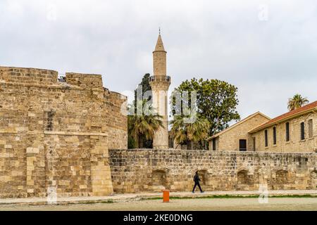 Burg Larnaka und das Minarett der Djami Kebir Moschee in Larnaka, Zypern, Europa  |  Larnaka Castle and the Minaret of the Djami Kebir Mosque, Larnaca Stock Photo