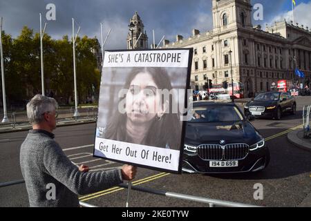 London, UK. 9th November 2022. A protester outside Parliament greets arriving officials with a placard calling for the removal of Home Secretary Suella Braverman. Anti-Tory Government portesters gathered in Westminster as Rishi Sunak faced Prime Minister's Questions. Credit: Vuk Valcic/Alamy Live News Stock Photo