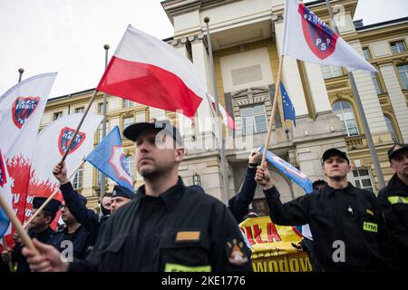 Warsaw, Poland. 09th Nov, 2022. Polish uniformed services' employees wave flags during the protest in Warsaw. Thousands of employees of Polish uniformed services protested outside the Prime Minister's office in Warsaw. Representatives of uniformed services like Police, Fire Brigade, Border Guard or Prison Service, demand 20% ??pay rises for themselves and the civilian workers. Credit: SOPA Images Limited/Alamy Live News Stock Photo