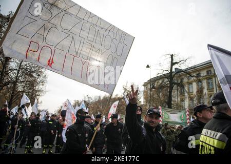 Warsaw, Poland. 09th Nov, 2022. Polish uniformed services' employee gestures during the protest in Warsaw. Thousands of employees of Polish uniformed services protested outside the Prime Minister's office in Warsaw. Representatives of uniformed services like Police, Fire Brigade, Border Guard or Prison Service, demand 20% ??pay rises for themselves and the civilian workers. Credit: SOPA Images Limited/Alamy Live News Stock Photo