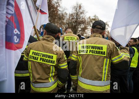 Warsaw, Poland. 09th Nov, 2022. Firemen are seen during the Polish uniformed services' employees protest in Warsaw. Thousands of employees of Polish uniformed services protested outside the Prime Minister's office in Warsaw. Representatives of uniformed services like Police, Fire Brigade, Border Guard or Prison Service, demand 20% ??pay rises for themselves and the civilian workers. Credit: SOPA Images Limited/Alamy Live News Stock Photo