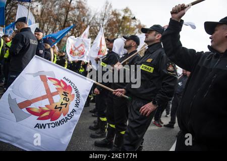 Warsaw, Poland. 09th Nov, 2022. Polish uniformed services' employees shout slogans while waving flags during the demonstration. Thousands of employees of Polish uniformed services protested outside the Prime Minister's office in Warsaw. Representatives of uniformed services like Police, Fire Brigade, Border Guard or Prison Service, demand 20% ??pay rises for themselves and the civilian workers. Credit: SOPA Images Limited/Alamy Live News Stock Photo