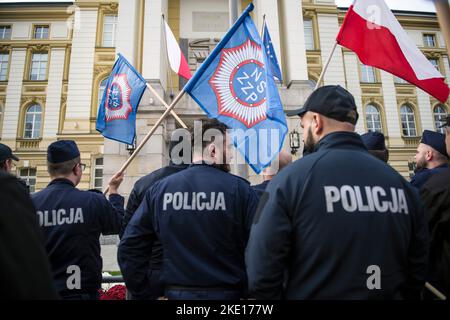 Warsaw, Poland. 09th Nov, 2022. Polish uniformed services' employees shout slogans while waving flags during the demonstration. Thousands of employees of Polish uniformed services protested outside the Prime Minister's office in Warsaw. Representatives of uniformed services like Police, Fire Brigade, Border Guard or Prison Service, demand 20% ??pay rises for themselves and the civilian workers. Credit: SOPA Images Limited/Alamy Live News Stock Photo