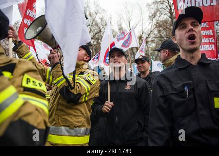 Warsaw, Poland. 09th Nov, 2022. Polish uniformed services' employees shout slogans while waving flags during the demonstration. Thousands of employees of Polish uniformed services protested outside the Prime Minister's office in Warsaw. Representatives of uniformed services like Police, Fire Brigade, Border Guard or Prison Service, demand 20% ??pay rises for themselves and the civilian workers. Credit: SOPA Images Limited/Alamy Live News Stock Photo