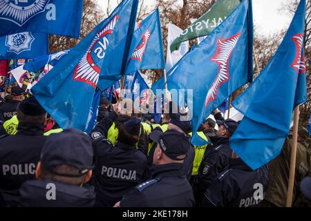 Warsaw, Poland. 09th Nov, 2022. Polish uniformed services' employees shout slogans while waving flags during the demonstration. Thousands of employees of Polish uniformed services protested outside the Prime Minister's office in Warsaw. Representatives of uniformed services like Police, Fire Brigade, Border Guard or Prison Service, demand 20% ??pay rises for themselves and the civilian workers. Credit: SOPA Images Limited/Alamy Live News Stock Photo