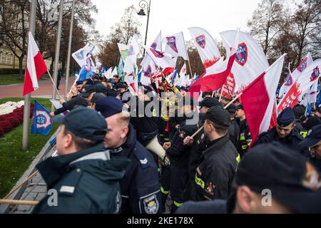 Warsaw, Poland. 09th Nov, 2022. Polish uniformed services' employees shout slogans while waving flags during the demonstration. Thousands of employees of Polish uniformed services protested outside the Prime Minister's office in Warsaw. Representatives of uniformed services like Police, Fire Brigade, Border Guard or Prison Service, demand 20% ??pay rises for themselves and the civilian workers. Credit: SOPA Images Limited/Alamy Live News Stock Photo