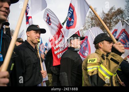 Warsaw, Poland. 09th Nov, 2022. Polish uniformed services' employees shout slogans while waving flags during the demonstration. Thousands of employees of Polish uniformed services protested outside the Prime Minister's office in Warsaw. Representatives of uniformed services like Police, Fire Brigade, Border Guard or Prison Service, demand 20% ??pay rises for themselves and the civilian workers. (Photo by Attila Husejnow/SOPA Images/Sipa USA) Credit: Sipa USA/Alamy Live News Stock Photo