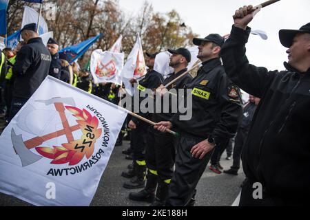 Warsaw, Poland. 09th Nov, 2022. Polish uniformed services' employees shout slogans while waving flags during the demonstration. Thousands of employees of Polish uniformed services protested outside the Prime Minister's office in Warsaw. Representatives of uniformed services like Police, Fire Brigade, Border Guard or Prison Service, demand 20% ??pay rises for themselves and the civilian workers. (Photo by Attila Husejnow/SOPA Images/Sipa USA) Credit: Sipa USA/Alamy Live News Stock Photo