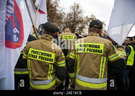 Warsaw, Poland. 09th Nov, 2022. Firemen are seen during the Polish uniformed services' employees protest in Warsaw. Thousands of employees of Polish uniformed services protested outside the Prime Minister's office in Warsaw. Representatives of uniformed services like Police, Fire Brigade, Border Guard or Prison Service, demand 20% ??pay rises for themselves and the civilian workers. (Photo by Attila Husejnow/SOPA Images/Sipa USA) Credit: Sipa USA/Alamy Live News Stock Photo