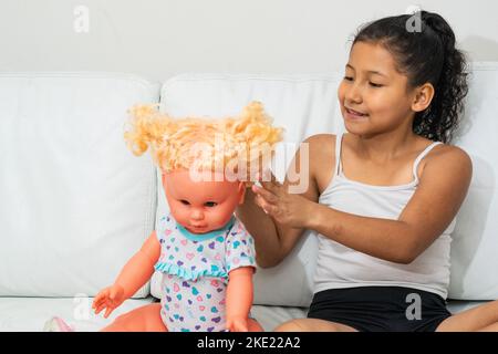 Combing doll hair online