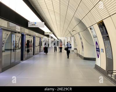 London, UK. 8th November, 2022. The recently opened new Elizabeth Line station at Bond Street in London. Elizabeth Line trains now run from Reading into the city and Canary Wharf meaning commuters don't have to change to get the tube and can just stay on one train. Credit: Maureen McLean/Alamy Stock Photo