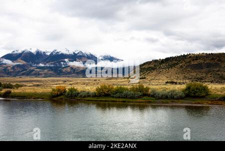 Fishing access on Highway 89 in Montana offers autumn day scenery along Yellowstone River Stock Photo