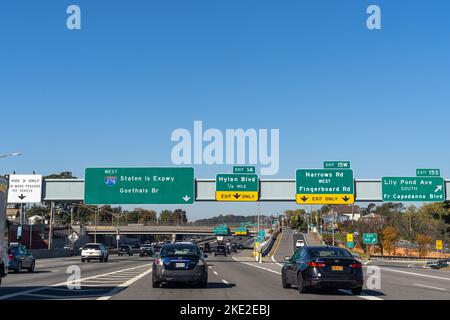 Staten Island, NY - Oct. 22, 2022: Interstate 278 west Staten Island Expressway toward Goethals Bridge, with traffic and exits for 14, 15W and 15S Stock Photo