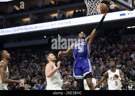 Sacramento, CA, USA. 9th Nov, 2022. Sacramento Kings guard De'Aaron Fox (5) drives past Cleveland Cavaliers forward Kevin Love (0) for a basket in the first half during a game at the Golden 1 Center in Sacramento, Wednesday, Nov. 9, 2022. (Credit Image: © Paul Kitagaki Jr./ZUMA Press Wire) Stock Photo