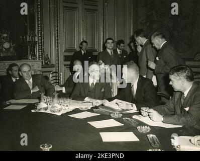Foreign ministers meeting, from left: John McCloy, US Secretary of State Dean Acheson, and George W. Perkins, Paris, France 1949 Stock Photo