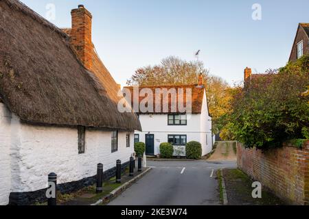 Thatched cottage along Burts Lane in autumn. Long Crendon, Buckinghamshire, England Stock Photo