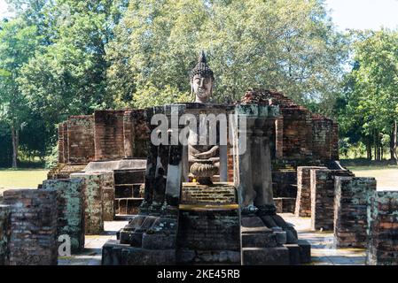 Tailandia 10-11-2022- El Wat Si Chum de Sukhothai también se conoce como el Templo del Árbol de Sagrado  pues en él se puede Stock Photo
