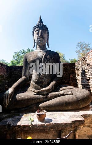 Tailandia 10-11-2022- El Wat Si Chum de Sukhothai también se conoce como el Templo del Árbol de Sagrado  pues en él se puede Stock Photo