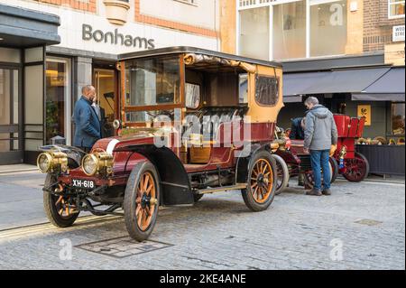 Veteran cars outside the Blenheim Street entrance to Bonhams auction house. London, England, UK Stock Photo