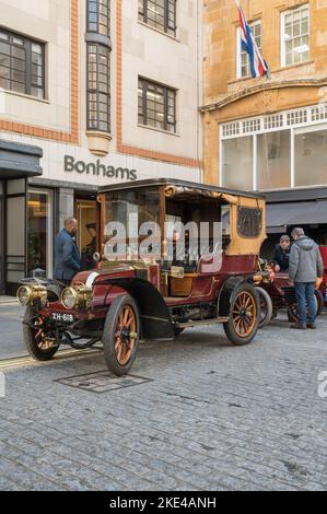 Veteran cars outside the Blenheim Street entrance to Bonhams auction house. London, England, UK Stock Photo