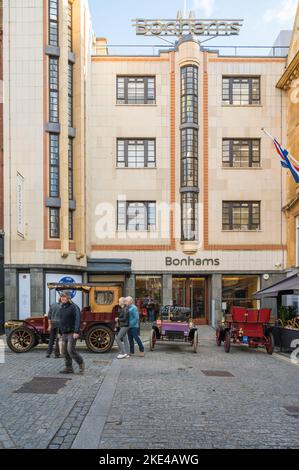 Veteran cars outside the Blenheim Street entrance to Bonhams auction house. London, England, UK Stock Photo