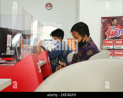 Customer service at grapari telkomsel, telkomsel card customers can get service assistance and complaints at grapari office Stock Photo