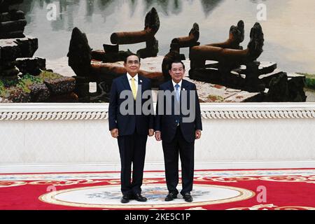 Phnom Penh, Cambodia. 10th Nov, 2022. Cambodian Prime Minister Samdech Techo Hun Sen (R) meets with visiting Thai Prime Minister Prayut Chan-o-cha on the sidelines of the 40th and 41st ASEAN Summits and Related Summits in Phnom Penh, Cambodia, Nov. 10, 2022. Credit: Ly Lay/Xinhua/Alamy Live News Stock Photo
