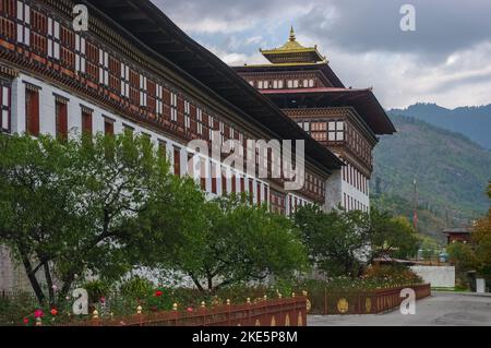 Landscape side view of Tashichho dzong, fortress, monastery and seat of the government in Thimphu, capital city of Bhutan Stock Photo