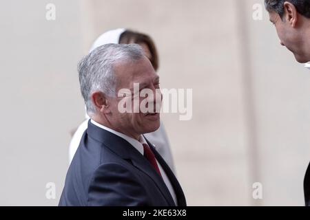 Vatican City, Vatican, 10 November 2022. King Abdullah II of Jordan and his wife Queen Rania Al-Abdullah  arrive in the San Damaso courtyard at the Vatican for a private audience with Pope Francis. Maria Grazia Picciarella/Alamy Live News Stock Photo