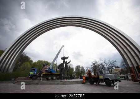 Kyiv, Ukraine. 26th Apr, 2022. Municipal workers dismantle a Soviet monument to a friendship between Ukrainian and Russian nations amid Russia's invasion of Ukraine in central Kyiv. Ukraine has been actively conducting decommunization since 2014, refusing the names, symbols, and ideology of the Soviet era in all spheres of life. (Credit Image: © Oleksii Chumachenko/SOPA Images via ZUMA Press Wire) Stock Photo