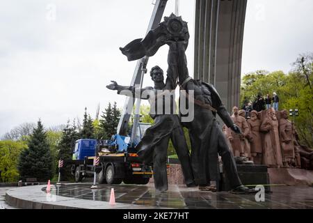 Kyiv, Ukraine. 26th Apr, 2022. Municipal workers dismantle a Soviet monument to a friendship between Ukrainian and Russian nations amid Russia's invasion of Ukraine in central Kyiv. Ukraine has been actively conducting decommunization since 2014, refusing the names, symbols, and ideology of the Soviet era in all spheres of life. (Credit Image: © Oleksii Chumachenko/SOPA Images via ZUMA Press Wire) Stock Photo