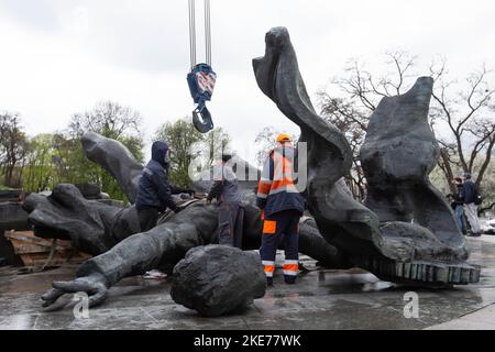 Kyiv, Ukraine. 26th Apr, 2022. Municipal workers dismantle a Soviet monument to a friendship between Ukrainian and Russian nations amid Russia's invasion of Ukraine in central Kyiv. Ukraine has been actively conducting decommunization since 2014, refusing the names, symbols, and ideology of the Soviet era in all spheres of life. (Credit Image: © Oleksii Chumachenko/SOPA Images via ZUMA Press Wire) Stock Photo