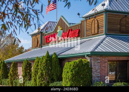 Texas Roadhouse is an American steakhouse restaurant chain known for its hand-cut steaks, and its roasted peanuts in the shell on each table. (USA) Stock Photo