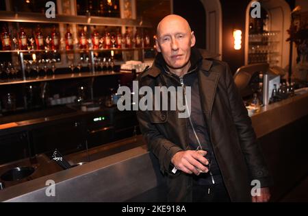 Munich, Germany. 10th Nov, 2022. Actor Detlef Bothe shows up at the Ornella Opening Party at Platzl. Credit: Felix Hörhager/dpa/Alamy Live News Stock Photo