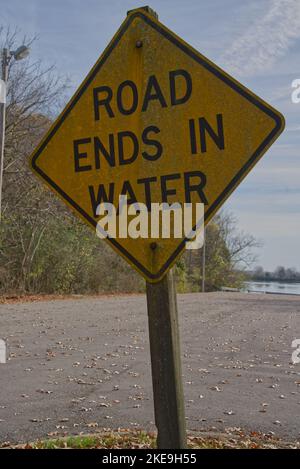 Road Ends in Water sign Stock Photo