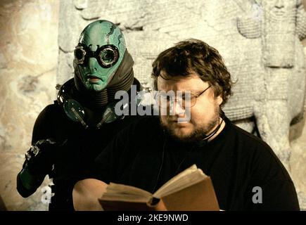 DOUG JONES and GUILLERMO DEL TORO in HELLBOY (2004), directed by GUILLERMO DEL TORO. Copyright: Editorial use only. No merchandising or book covers. This is a publicly distributed handout. Access rights only, no license of copyright provided. Only to be reproduced in conjunction with promotion of this film. Credit: COLUMBIA PICTURES / Album Stock Photo