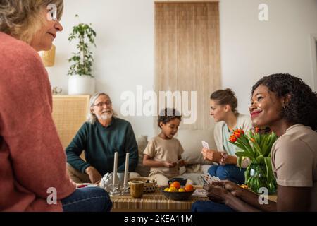 Family playing cards at home Stock Photo - Alamy