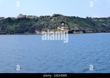 Procida - Faro di Punta di Pioppeto dall'aliscafo Stock Photo