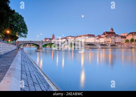 Blick auf die nächtlich beleuchtete Altstadt von Basel mit dem Basler Münster, der Martins Kirche, der Mittlere Brücke und dem Rhein Fluss Stock Photo