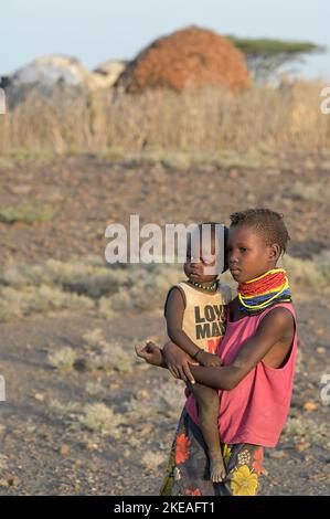 KENYA, Turkana, village Nariokotome, Turkana children, the region suffers from lack of rain for several years  / KENIA, Turkana, Dorf Nariokotome, Turkana Kinder, die Region leidet seit Jahren unter Dürre Stock Photo