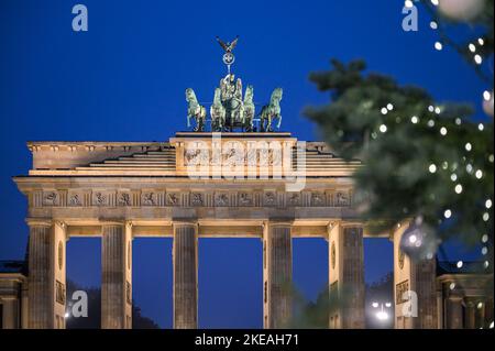 Weihnachtsbaum auf dem Pariser Platz in Berlin vor dem Brandenburger Tor Stock Photo