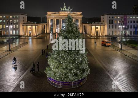 Weihnachtsbaum auf dem Pariser Platz in Berlin vor dem Brandenburger Tor Stock Photo